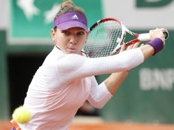 Simona se impuso facilmente a Svetlana y está a dos juegos de coronarse en París. EFE /