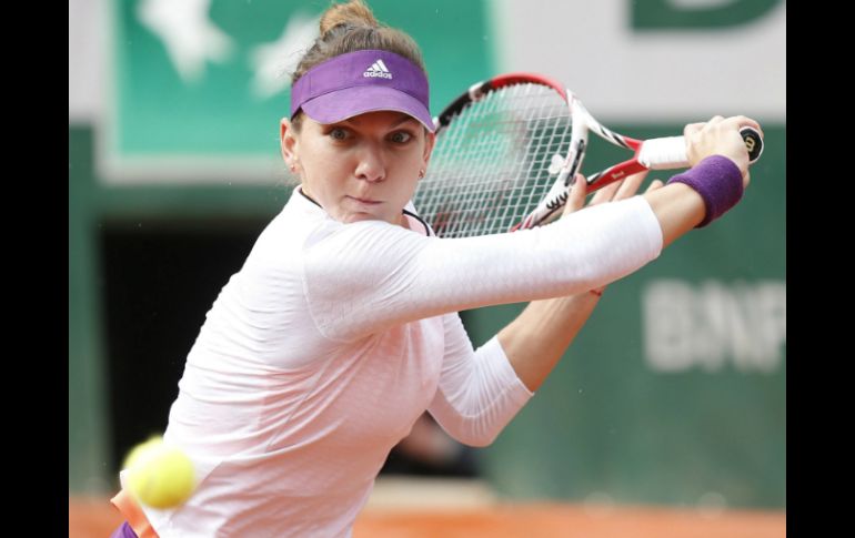 Simona se impuso facilmente a Svetlana y está a dos juegos de coronarse en París. EFE /