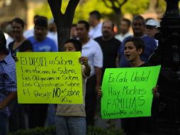 Los manifestantes se acompañaron de miembros de su familia para exigir el incremento en la tarifa del transporte público.  /