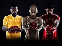 En la fotografía se ven a los jugadores Dani Alves, de la selección de Brasil; Arjen Robben, de Holanda y Diego Costa, de España. ESPECIAL /