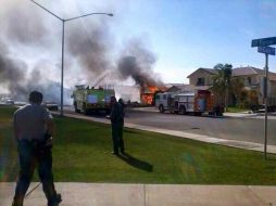 El jet cae en una de las casas de una comunidad del desierto del sur de California. TOMADA DE @ShivAroor. ESPECIAL /