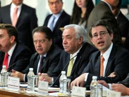 Miguel Manchester (d) y miembros de la SHCP, en el marco de la aprobación de las reformas secundarias en materia energética. SUN /