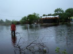 De acuerdo con Quadratín, el desbordamiento impide el tránsito de vehículos entre Ixhuatán y San Francisco del Mar. EFE /