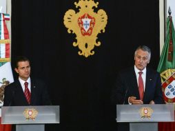 Enrique Peña Nieto da un mensaje al lado del presidente Aníbal Cavaco. AFP /
