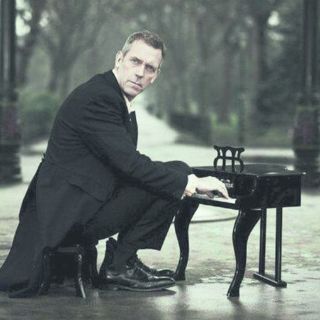 Hugh Laurie cambia el bisturí por la guitarra