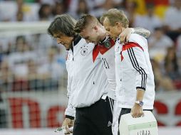El atacante Reus intentó robar una pelota y terminó lesionado en su tobillo izquierdo, abandonando el campo. AP /