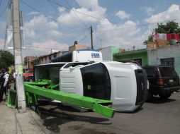 Al parecer, el conductor de la camioneta con el pelícano no esperó a que el midibús pasará.  /