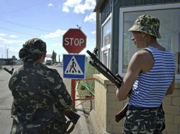 El gobierno de Ucrania admite que tres de sus puestos fronterizos en Lugansk están en manos de los separatistas. EFE /