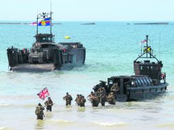 Simulación. Un grupo de militares recrea el aterrizaje de una barcaza de la Segunda Guerra Mundial en la playa de Arromanches, Francia. AP /