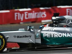 El piloto inglés de Mercedes es el único en conseguir un tiempo menor a 1:16. AFP /