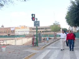 El alcalde tapatío realizó un recorrido de supervisión de los trabajos de limpieza en el lugar donde estaba el mercado. ESPECIAL /
