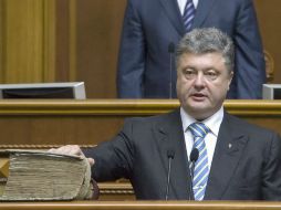 Petro Poroshenko jura sobre la Biblia durante la ceremonia de su juramento como nuevo mandatario de Ucrania. EFE /
