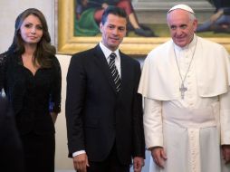 En papa Francisco posa al lado de Peña Nieto y su esposa durante la audiencia privada que concedió al mandatario mexicano. AFP /