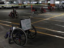 Los letreros en las sillas enunciaban las excusas que normalmente arguyen quienes invaden los espacios para discapacitados.  /