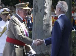 Su majestad saludó al ministro de defensa, Pedro Morenés, antes del evento. EFE /
