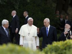 El Papa, los dos mandatarios y Bartolomé I dialogaron animadamente mientras se dirigían a los Jardines Vaticanos. AP /