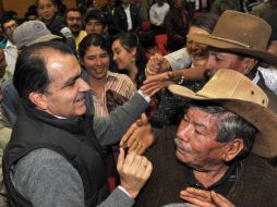 REUNIÓN CON CAMPESINOS.- El candidato Óscar Iván Zuluaga firmó promesas para el sector agrario durante una visita a Tunja. AFP /