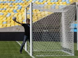 Si es gol, el arbitro recibe la señal en su reloj instalado para tal fin en su muñeca. AFP /