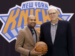 Aquí, Derek con Phil Jackson (d), presidente de los Knicks y quien fuera su entrenador. AP /