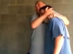 El papá rompe en llanto en cuando vio el vehículo. ESPECIAL /