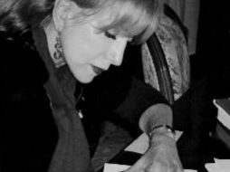 La poeta, traductora y editora Jeannette L. Clariond recibirá el Premio Juan de Mairena. ESPECIAL /