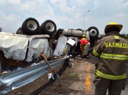 El vehículo quedó prácticamente con las llantas arriba. ESPECIAL /