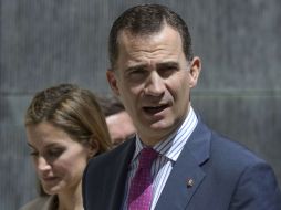 El Príncipe Felipe VI, próximo nuevo monarca de España, camina junto su esposa Letizia. AFP /