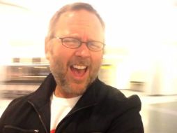 Dunn se paseó por el aeropuerto de Las Vegas haciendo playback del éxito de la estrella canadiense. ESPECIAL /