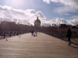 El puente de las Artes, en el que los enamorados cuelgan candados amaneció hoy sin los célebres cerrojos. ARCHIVO /