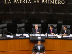 David Penchyna escucha la postura de Miguel Barbosa antes de que el PRD abandonara el debate. NTX /