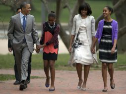 Obama es padre de dos hijas, Sasha y Malia (d). El presidente señala que desea ser el padre que no tuvo su familia cuando era joven. ARCHIVO /