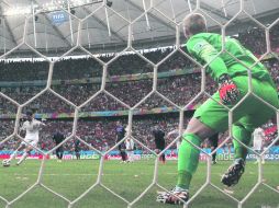 La confianza del mexicano ante un penalti es a ciega; si siempre se piensa que 'la va a fallar'. EFE /