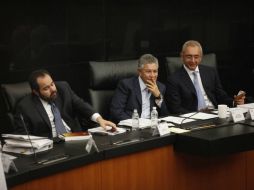Daniel García, David Penchyna y Salvador Vega en la sesión de las comisiones unidas de Energía y Estudios Legislativos en el Senado. SUN /
