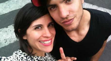 Vadhir comparte créditos con Ximena Ayala (Perfume de violetas). Foto: @XimenaAyala. ESPECIAL /