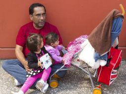 En este Día del Padre, celebramos a aquellos papás que han sido también 'madres' de familia. ARCHIVO /