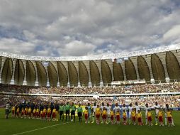 Las escuadras de Francia (i) y Honduras (d), alineadas antes del partido, cuando debieron sonar sus respectivos himnos. EFE /