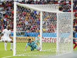 El guardameta de Honduras, Valladares, anota dentro de su portería el gol de Karim Benzema. AP /