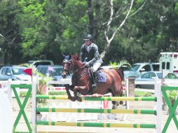 Arturo Parada, a lomos de “Country Girl”, concluyó su recorrido en la prueba estelar con un tiempo de 87.25 segundos.  /