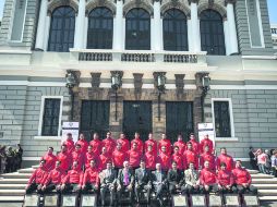 FOTO OFICIAL. Con el rector Tonatiuh Bravo, el vicerrector Miguel Ángel Navarro y el secretario general Alfredo Peña.  /