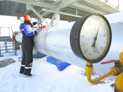 Cortan suministro.Un empleado labora en la estación de gas de Sudzha,a unos 200 metros de la frontera con Ucrania en la región de Kursk EFE /