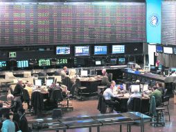 La bolsa de valores fue víctima de la incertidumbre y se desplomó 10.58 %, hasta las siete mil 300.29 unidades. EFE /