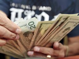 Banco Base estima que el tipo de cambio oscile hoy entre 13.04 y 13.10 pesos por dólar. ARCHIVO /