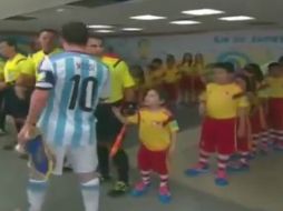 Lio Messi pareció haber ignorado al pequeño, pero asegura que no fue intencional. ESPECIAL /