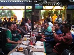 Familiares y amigos, disfrutan del partido de México frente a Brasil.  /