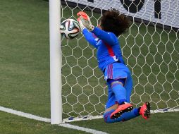 Ochoa se destacó en el partido de la Selección mexicana frente a Brasil. AFP /