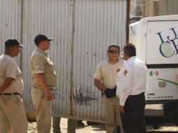 Bomberos y camilleros del IJCF acudieron al lugar.  /