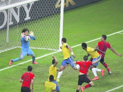 La noche del 17 de junio de 2014 será memorable para Guillermo Ochoa, y para el futbol mexicano por el primer empate ante Brasil. AP /