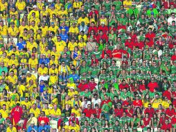 MULTICOLOR. En las gradas del Castelao se mezclaron las canarinhas con las elásticas verdes y rojas del Tri. MEXSPORT /