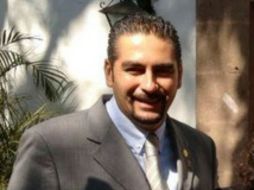 El candidato firma convenio con asociaciones protectoras de animales como: Nacahue y 'Adopta un amigo'. Foto:@RoyGomezOlguin. ESPECIAL /