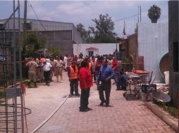 Bomberos, policías y ambulancias de la Cruz Roja y Cruz Verde acuden al lugar para intentar rescatar los cuerpos de las seis personas.  /